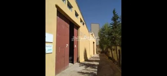 مستودع  للكراء بمساحة  600م2+معاه مستودع 130م2  المنطقة الصناعية متعددة النشاطات سفيزف.سيدي بالعباس