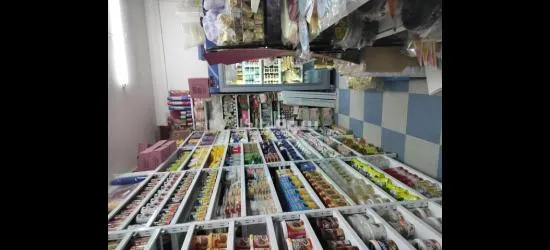 "معدات حلويات كاملة: ثلاجة، رفوف، أدوات ومواد تغليف، جاهزة لتشغيل مشروعك فورًا!"